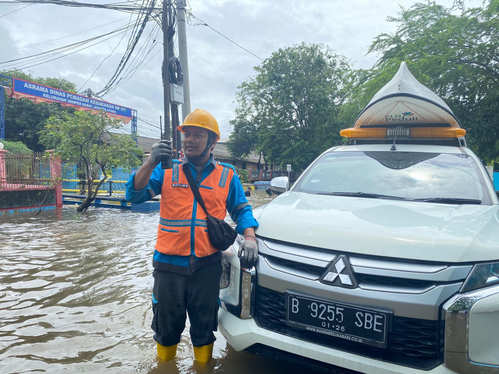 Hore listrik di area terdampak banjir Jakarta sudah menyala Hore listrik di area terdampak banjir Jakarta sudah menyala