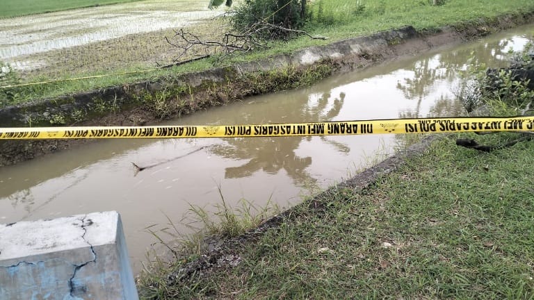 Mayat di saluran irigasi Desa Dalangan, Sukoharjo korban lakalantas Mayat di saluran irigasi Desa Dalangan, Sukoharjo korban lakalantas