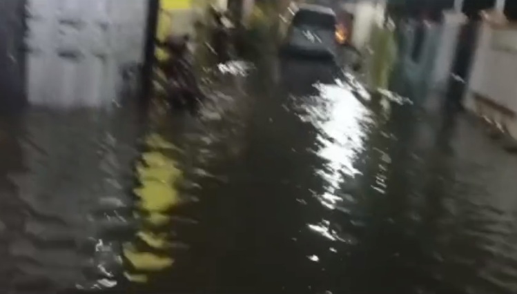 Curah hujan tinggi, banjir rendam Desa Pesarean setinggi 80 cm Curah hujan tinggi, banjir rendam Desa Pesarean setinggi 80 cm