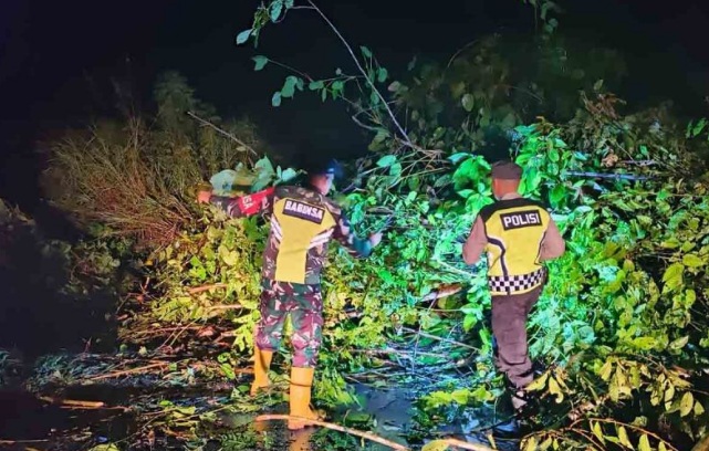 Personel Polri dan TNI bersihkan longsor jalur Aceh Timur-Gayo Lues Personel Polri dan TNI bersihkan longsor jalur Aceh Timur-Gayo Lues