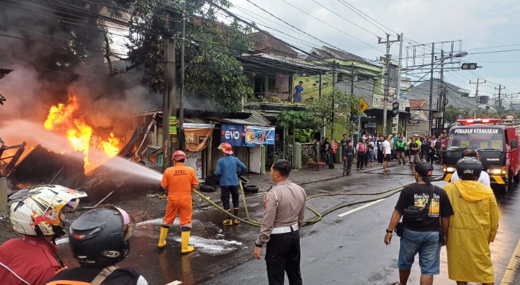 Ditinggal pulang kampung, toko ban di Ungaran terbakar