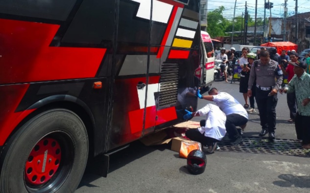 Bus pariwisata tabrak dan lindas pengendara motor Bus pariwisata tabrak dan lindas pengendara motor
