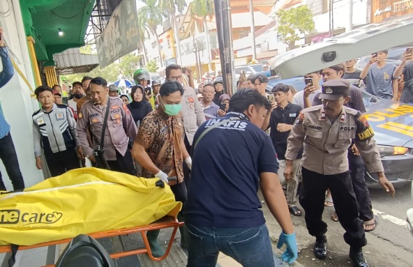 Pria gantung diri di optik gegerkan warga Mangkusuman, Tegal Pria gantung diri di optik gegerkan warga Mangkusuman, Tegal