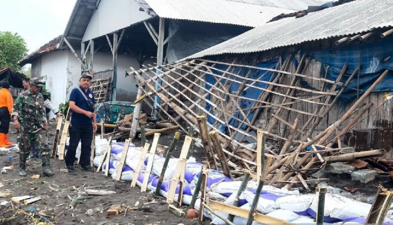 Gelombang pasang hantam rumah warga di Situbondo Jawa Timur Gelombang pasang hantam rumah warga di Situbondo Jawa Timur