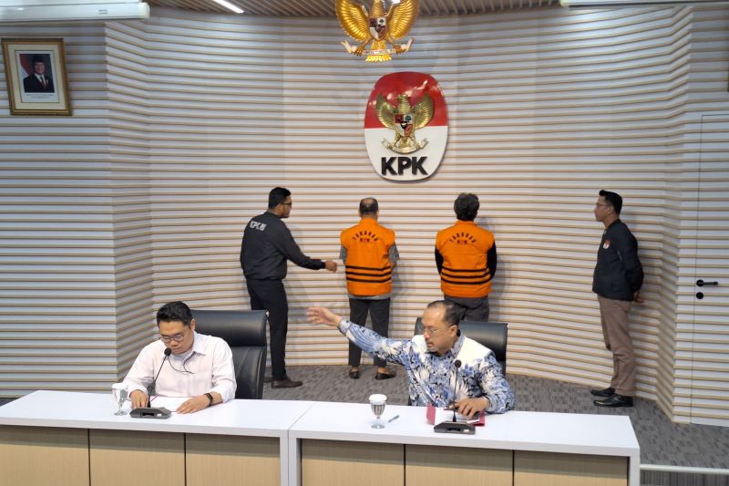 KPK tahan tiga tersangka kasus pengadaan server fiktif PT SSC KPK tahan tiga tersangka kasus pengadaan server fiktif PT SSC