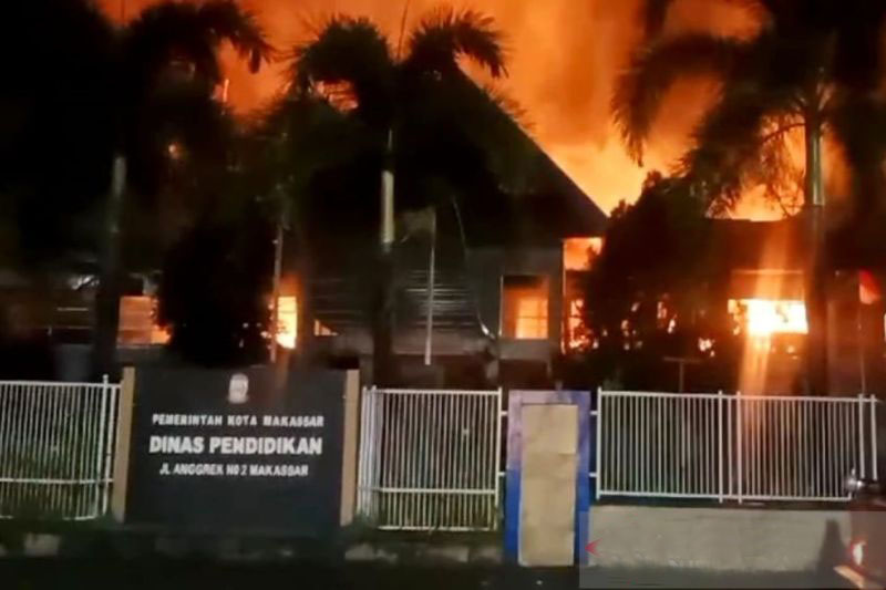 Polisi selidiki kasus kebakaran Gedung Disdik Makassar Polisi selidiki kasus kebakaran Gedung Disdik Makassar