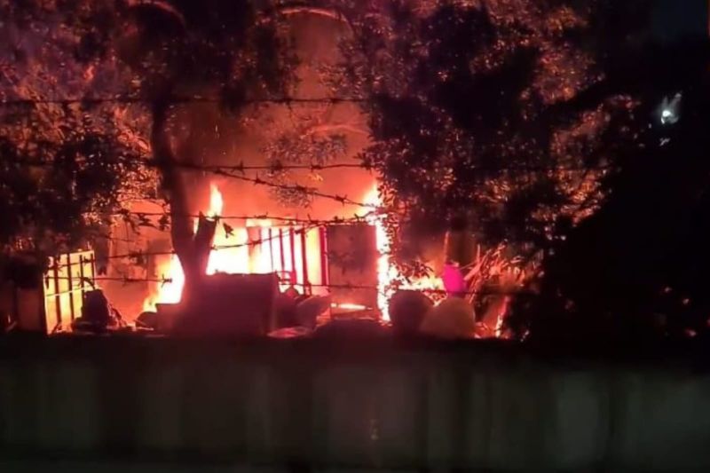 Lapak rongsok di Pasar Rebo Jaktim terbakar akibat ledakan motor bekas
