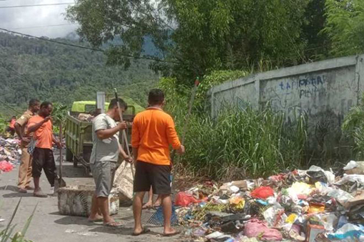 DLH Jayapura kerahkan 15 truk tertibkan tumpukan sampah Doyo Baru DLH Jayapura kerahkan 15 truk tertibkan tumpukan sampah Doyo Baru