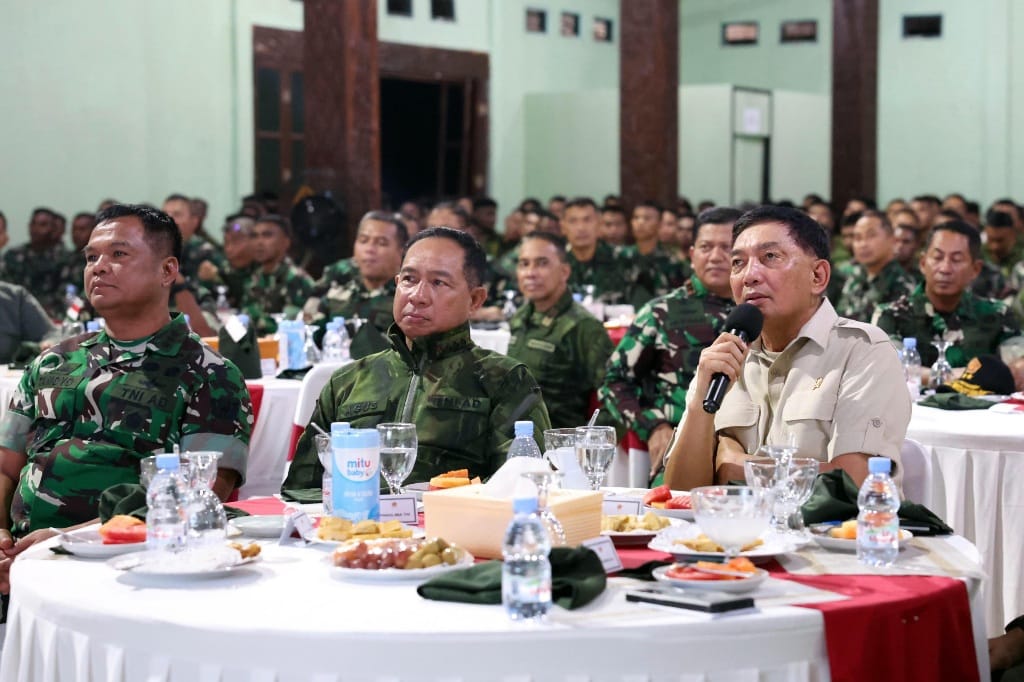 Panglima TNI bersama Menhan RI merayakan malam pergantian tahun bersama ribuan Prajurit di Papua Panglima TNI bersama Menhan RI merayakan malam pergantian tahun bersama ribuan Prajurit di Papua