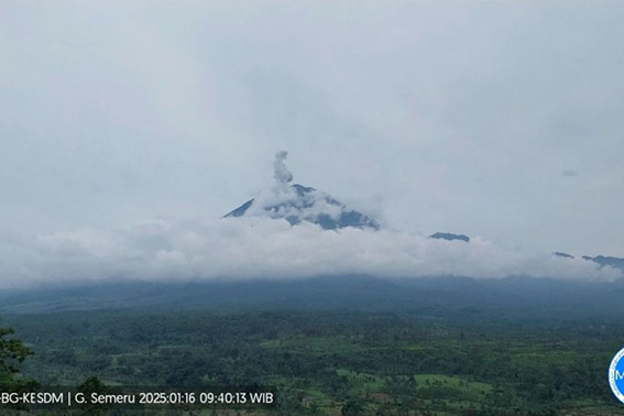 Gunung Semeru erupsi disertai letusan hingga 1.000 meter Gunung Semeru erupsi disertai letusan hingga 1.000 meter