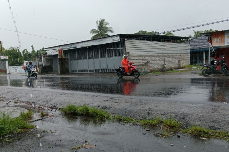 Hujan awal 2025 di wilayah NTB masih tinggi Hujan awal 2025 di wilayah NTB masih tinggi