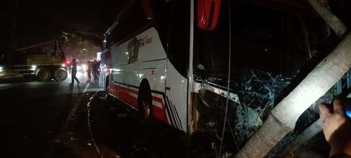 Diduga rem blong bus pariwisata tabrak motor dan mobil Diduga rem blong bus pariwisata tabrak motor dan mobil