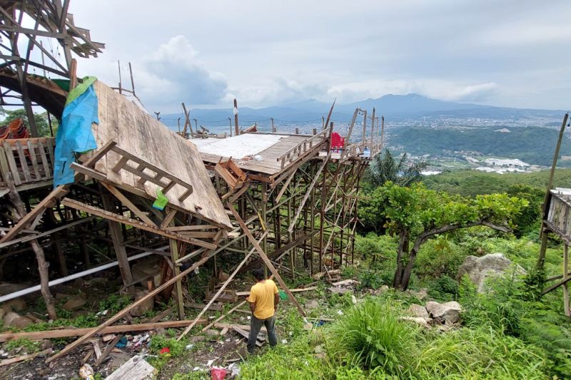 Kafe roboh di Bandarlampung karena tiang tak mampu nahan beban