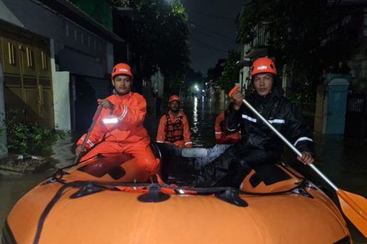 BPBD: Warga mengungsi akibat tiga RT di Bidara Cina terendam banjir BPBD: Warga mengungsi akibat tiga RT di Bidara Cina terendam banjir