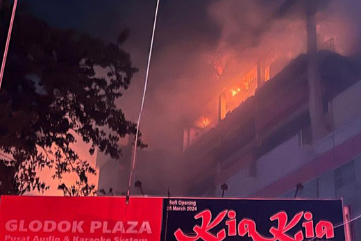 36 unit mobil pemadam dikerahkan jinakkan kebakaran Glodok Plaza 36 unit mobil pemadam dikerahkan jinakkan kebakaran Glodok Plaza