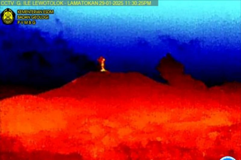 Gunung Ili Lewotolok di Lembata meletus empat kali Gunung Ili Lewotolok di Lembata meletus empat kali