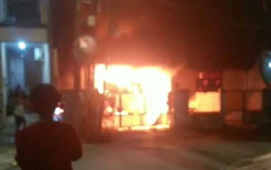 Bermain korek api sebabkan sebuah rumah di Kembangan ludes terbakar Bermain korek api sebabkan sebuah rumah di Kembangan ludes terbakar