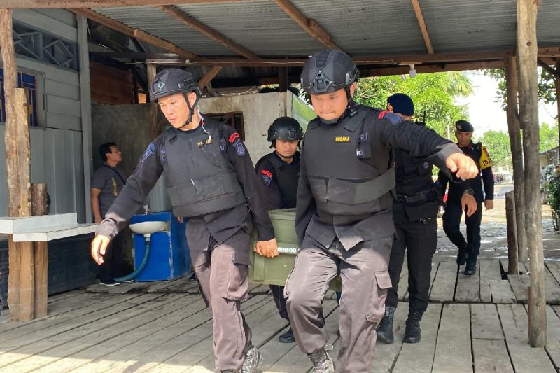 Brimob Polda Sumut evakuasi bom militer temuan di Tanjungbalai Brimob Polda Sumut evakuasi bom militer temuan di Tanjungbalai