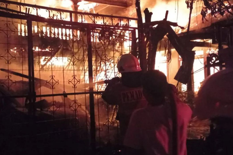 65 personel berupaya padamkan kebakaran rumah di Pulogebang Jaktim 65 personel berupaya padamkan kebakaran rumah di Pulogebang Jaktim