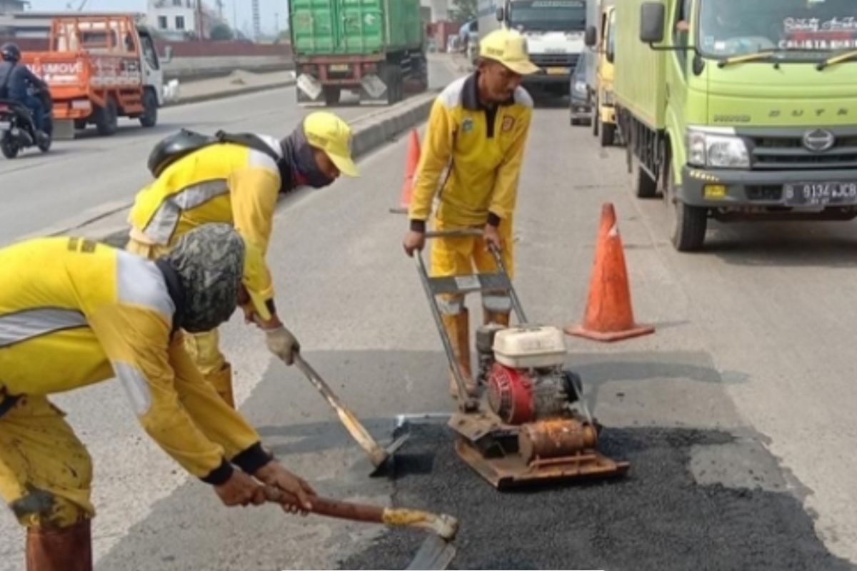 Pemkot Jakut perbaiki 6.889 titik jalan rusak Pemkot Jakut perbaiki 6.889 titik jalan rusak