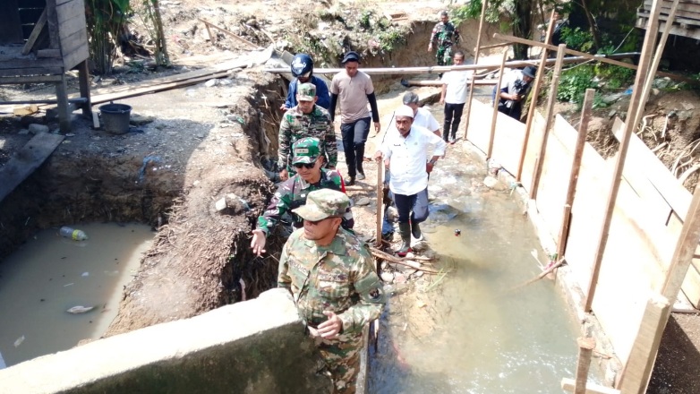 Satgas TMMD Kodim 1506/Namlea bangun drainase di Desa Waenono
