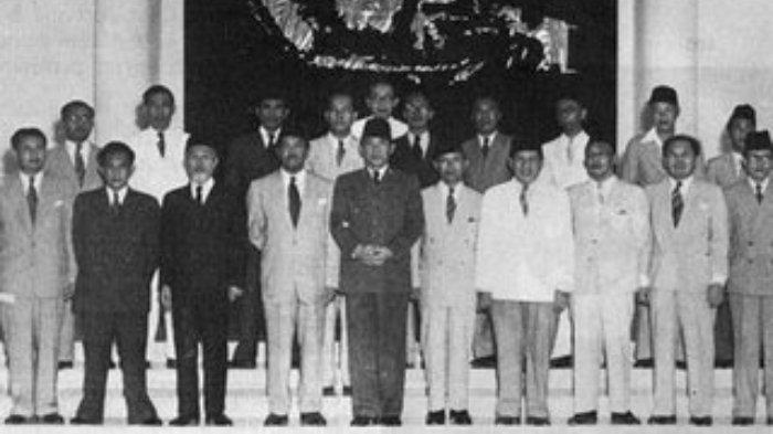 10 Juli 1959: Soekarno lantik Kabinet Kerja I, awal demokrasi terpimpin 10 Juli 1959: Soekarno lantik Kabinet Kerja I, awal demokrasi terpimpin