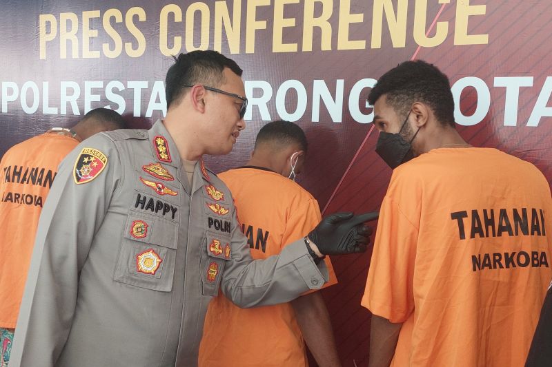 Polisi perketat pengawasan narkoba di bandara dan pelabuhan Sorong Polisi perketat pengawasan narkoba di bandara dan pelabuhan Sorong