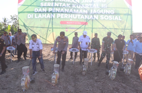 Polres Boyolali dan Forkopimda tanam jagung di lahan hutan sosial Wonosamodro
