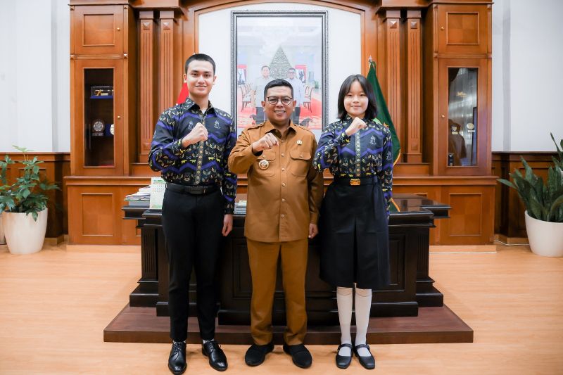 Gubernur lepas dua siswa Banten sebagai calon Paskibraka nasional Gubernur lepas dua siswa Banten sebagai calon Paskibraka nasional