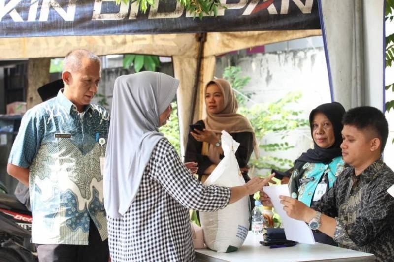Pemkot Tangerang mulai salurkan bansos beras 20 kg ke 66.245 keluarga Pemkot Tangerang mulai salurkan bansos beras 20 kg ke 66.245 keluarga
