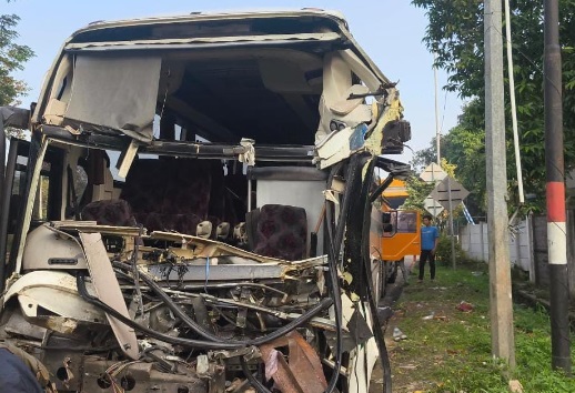 Laka bus dan truk di Tol Cipularang, 1 tewas, 1 kritis Laka bus dan truk di Tol Cipularang, 1 tewas, 1 kritis