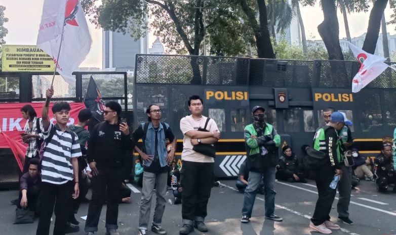 Polisi tutup Jalan Medan Merdeka Selatan arah Gambir karena demo ojol Polisi tutup Jalan Medan Merdeka Selatan arah Gambir karena demo ojol