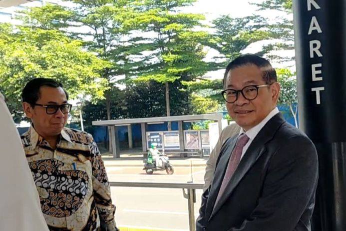 Pram tetap naik transportasi umum meski memakai setelan jas