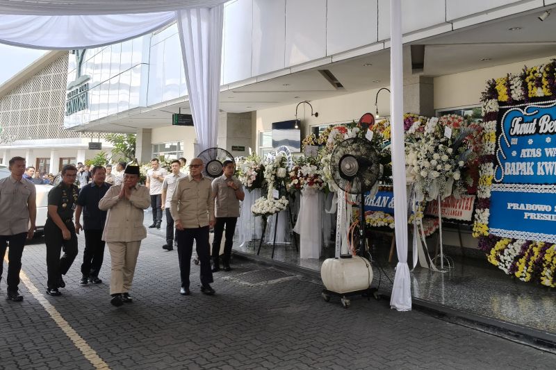 Presiden Prabowo melayat mendiang Kwik Kian Gie di RSPAD Jakarta Presiden Prabowo melayat mendiang Kwik Kian Gie di RSPAD Jakarta