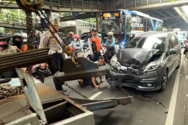 Kecelakaan beruntun di Jaktim diduga berawal dari mobil dinas Kecelakaan beruntun di Jaktim diduga berawal dari mobil dinas
