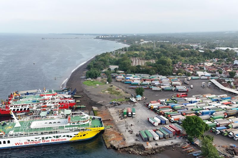 ASDP kerahkan kapal bantuan urai antrian di Pelabuhan Ketapang ASDP kerahkan kapal bantuan urai antrian di Pelabuhan Ketapang