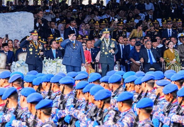 Presiden beri penghargaan Nugraha Sakanti dan tanda kehormatan Bintang Bhayangkara Nararya Presiden beri penghargaan Nugraha Sakanti dan tanda kehormatan Bintang Bhayangkara Nararya