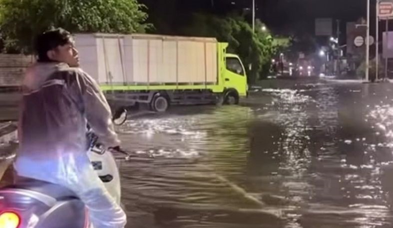 Area lampu merah Outer Ring Road Kembangan Jakbar masih banjir Area lampu merah Outer Ring Road Kembangan Jakbar masih banjir