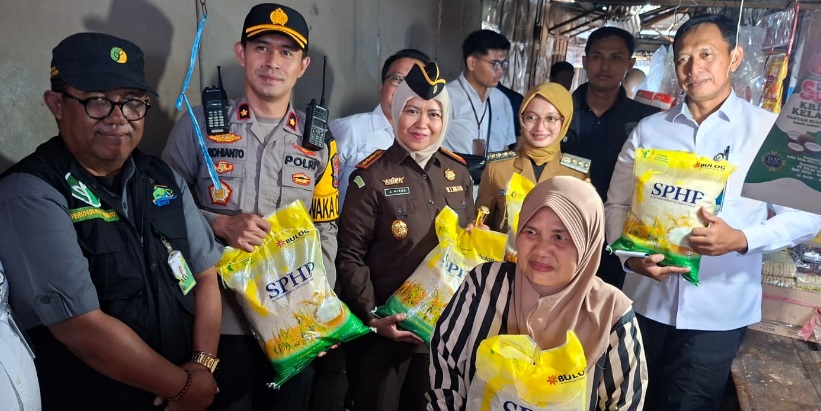 Wali Kota Kediri dan Dirut Perum Bulog pantau pendistribusian beras SPHP Wali Kota Kediri dan Dirut Perum Bulog pantau pendistribusian beras SPHP