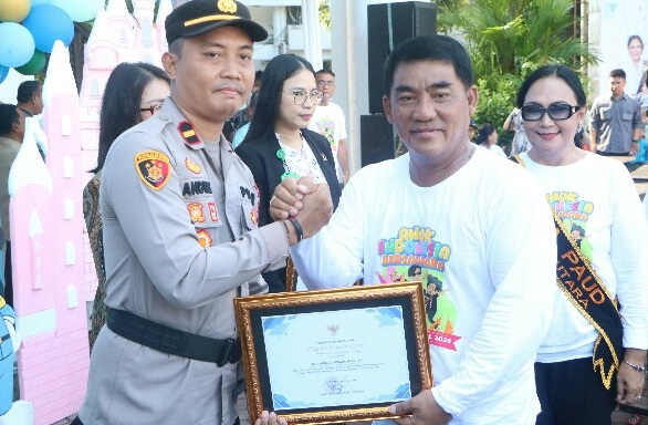 Tiga anggota Polri terima penghargaan Gubernur Sulut di HAN 2025 Tiga anggota Polri terima penghargaan Gubernur Sulut di HAN 2025