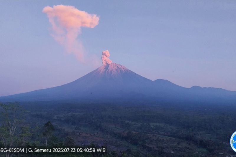 Gunung Semeru lima kali erupsi dengan tinggi letusan capai 1.000 meter Gunung Semeru lima kali erupsi dengan tinggi letusan capai 1.000 meter