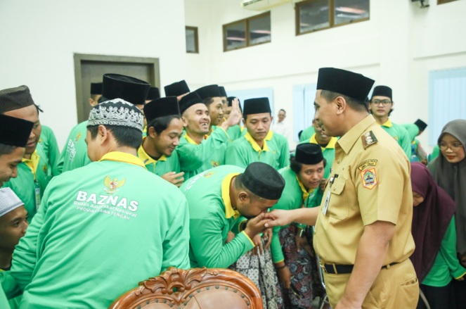 Santri harus mampu jadi konten kreator dakwah yang mendidik Santri harus mampu jadi konten kreator dakwah yang mendidik