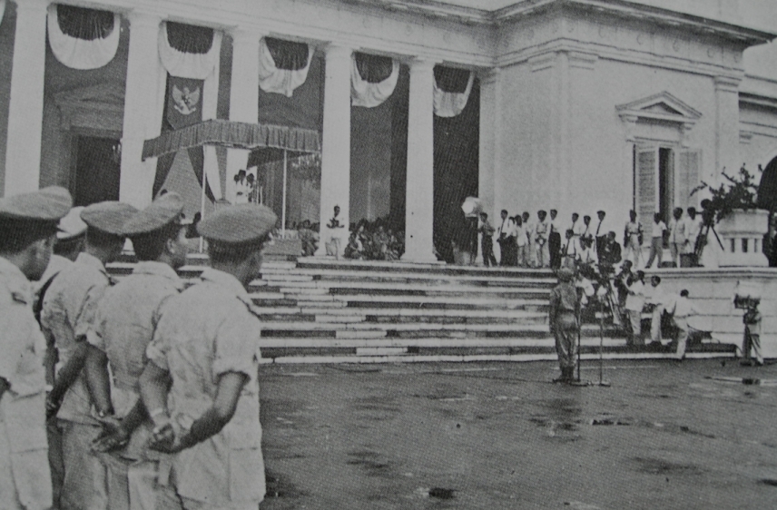 5 Juli 1959: Soekarno keluarkan dekrit, UUD 1945 diberlakukan kembali 5 Juli 1959: Soekarno keluarkan dekrit, UUD 1945 diberlakukan kembali