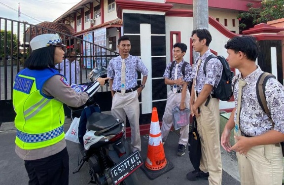 Operasi Patuh Candi 2025: Polres Tegal Kota perkuat edukasi tertib lalu lintas Operasi Patuh Candi 2025: Polres Tegal Kota perkuat edukasi tertib lalu lintas