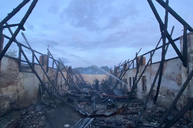 Damkarmat Medan kerahkan 11 armada padamkan 25 rumah terbakar Damkarmat Medan kerahkan 11 armada padamkan 25 rumah terbakar