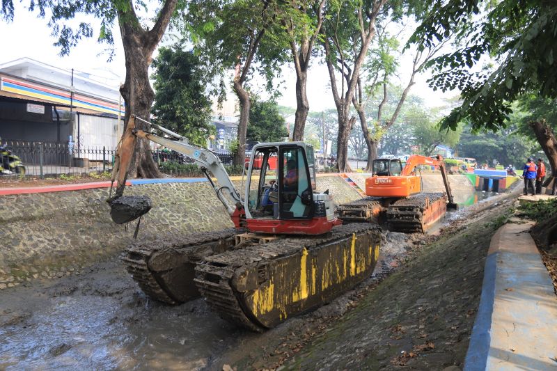 PUPR Kota Tangerang normalisasi irigasi depan lapangan ahmad yani PUPR Kota Tangerang normalisasi irigasi depan lapangan ahmad yani