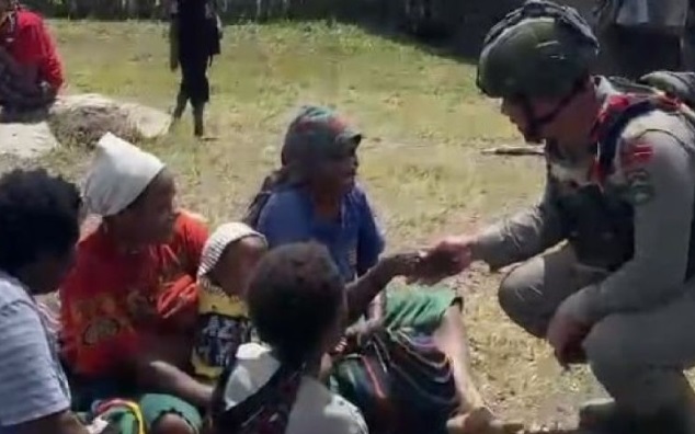 Satgas Damai Cartenz sambangi warga Sinak berikan rasa aman Satgas Damai Cartenz sambangi warga Sinak berikan rasa aman