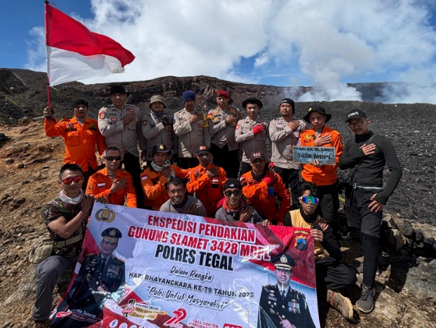 Personel Polres Tegal kibarkan Merah Putih di Puncak Gunung Slamet Personel Polres Tegal kibarkan Merah Putih di Puncak Gunung Slamet