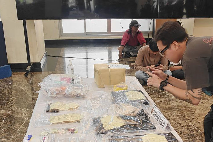 Polisi tampilkan barang bukti terkait kematian diplomat Kemlu Polisi tampilkan barang bukti terkait kematian diplomat Kemlu