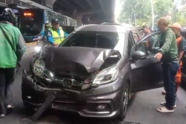 Dua orang luka akibat kecelakaan beruntun di Jaktim Dua orang luka akibat kecelakaan beruntun di Jaktim